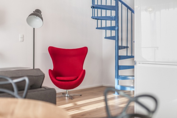 Z wybiegu na salony – color blocking w aranżacji wnętrz Dom, LIFESTYLE - Architekci, zainspirowani trendami z pokazów mody, coraz częściej zachęcają do odwagi w łączeniu intensywniejszych barw. Celem jest stworzenie wyrazistego wnętrza, pełnego niepowtarzalnego charakteru i nowoczesnej dynamiki.