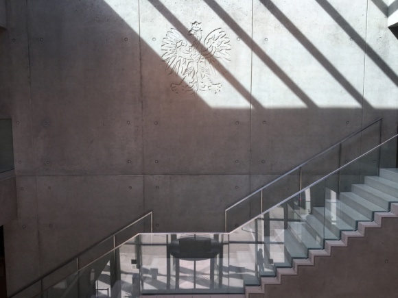 Nowa jakość polskich biurowców – na co stawia inwestor? Dom, LIFESTYLE - Ze względu na położenie w środkowej części Europy i zasoby w postaci wykształconej kadry, w Polsce decyduje się inwestować coraz więcej zagranicznych firm. Jest to przyczyną pojawiania się w krajobrazie dużych polskich miast biurowców.