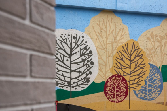 VIALO, CZYLI OSTOJA SZCZĘŚCIA Z MURALEM W TLE Dom, LIFESTYLE - Duńska moda na życiową równowagę, nazywana hygge, nie jest tylko chwilową modą – ten sprawdzony przepis na szczęście deweloper TPS Reapolis wykorzystał w inwestycji Vialo. Za artystyczną klamrę, spajającą wszystkie elementy osiedla, posłużył mural autorstwa Ideamo.