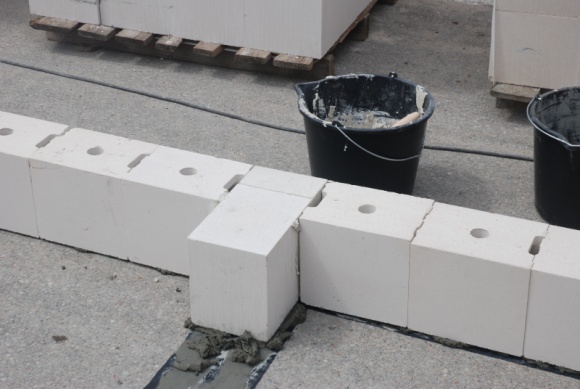 Wysoka akumulacyjność cieplna ścian z silikatów Dom, LIFESTYLE - Przyjemnie chłodne wnętrze jest bardzo pożądane w czasie letnich upałów. Taki efekt można osiągnąć bez nadużywania klimatyzacji, jeśli ściany budynku zostaną zbudowane z odpowiedniego materiału.