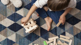 Ekspert podpowiada: Jak wybrać idealny dywan do pokoju dziecka? Dom, LIFESTYLE - Podłoga to jedno z tych miejsc, w których dzieci spędzają wyjątkowo dużo czasu. Stanowi ona dla nich nie tylko przestrzeń do zabawy czy odpoczynku, ale też rozwijania swoich pasji a nawet spożywania posiłków.