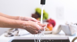 Domowe sposoby na porządek w domu Dom, LIFESTYLE - Nie wszystko co “bio”, “eko”, “zdrowe” jest droższe niż standardowy produkt. Przykład? Środki czystości. Te samodzielnie zrobione są nie tylko bezpieczniejsze dla naszego organizmu, ale przede wszystkim naturalne: nie drażnią naszej skóry i (...)