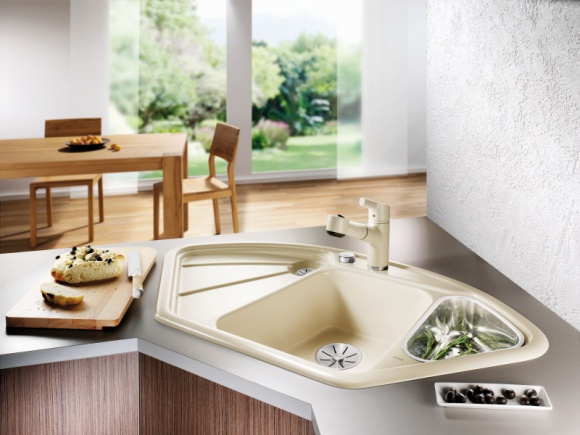 Zlewozmywak narożny: do jakiej kuchni pasuje? Dom, LIFESTYLE - Wszyscy marzymy o przestronnych kuchniach, w których z łatwością zmieści się całe wyposażenie. Niestety, często przychodzi nam się mierzyć z niewielkimi aneksami, gdzie liczy się każdy centymetr. Jak rozwiązać ten problem?