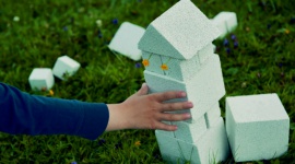 Jak gęstość bloczków z betonu komórkowego wpływa na ich właściwości? Dom, LIFESTYLE - Beton komórkowy to jeden z najczęściej wybieranych materiałów murowych. Słynie z doskonałych właściwości termoizolacyjnych, ale na tym jego zalety się nie kończą. Pamiętać trzeba, że w ofercie rynkowej dostępne są bloczki o zróżnicowanych parametrach.