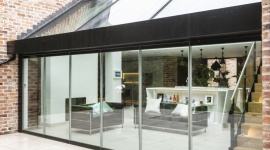 Komfortowo przez cały rok z szybami Pilkington Suncool™ Dom, LIFESTYLE - Niektóre produkty zmieniamy co sezon – ubrania, buty służą nam w odpowiednich porach roku. Inne, które pozostają z nami na lata, mogą wpływać na poczucie komfortu w naszych domach, nasze zdrowie i wysokość opłacanych przez nas rachunków.