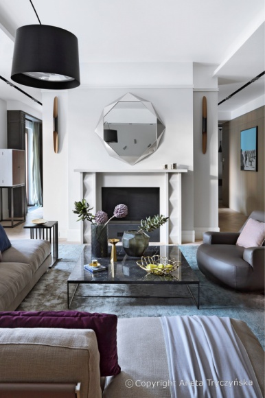 Perfekcja w każdym calu. Luksusowy apartament na Muranowie Dom, LIFESTYLE - Klimatyczne kawiarnie i restauracje, zabytki i przepiękny Ogród Krasińskich. Muranów ma nieodparty urok. Właśnie tu, w jednej z kamienic, mieści się luksusowy apartament, który przypomina misterną mozaikę, składającą się ze sztuki, dobrego designu i starannie dobranych detali.