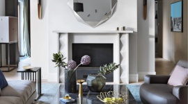 Perfekcja w każdym calu. Luksusowy apartament na Muranowie Dom, LIFESTYLE - Klimatyczne kawiarnie i restauracje, zabytki i przepiękny Ogród Krasińskich. Muranów ma nieodparty urok. Właśnie tu, w jednej z kamienic, mieści się luksusowy apartament, który przypomina misterną mozaikę, składającą się ze sztuki, dobrego designu i starannie dobranych detali.