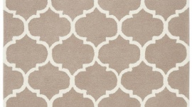 Orientalne wnętrze na wyciągnięcie ręki – dywan Albany Ogee Camel Dom, LIFESTYLE - Czy istnieją przedmioty, które potrafią przywołać na myśl miejsca, w których czuliśmy się wyjątkowo? Albo takie, które potęgują nasze pragnienie zobaczenia regionów, o których odwiedzeniu marzymy? Tak!