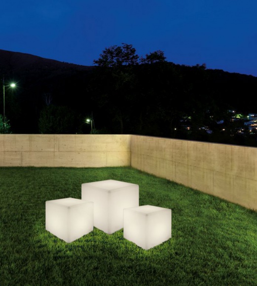 Nowość! Kolekcja CUMULUS CUBE marki Nowodvorski Lighting Dom, LIFESTYLE - Perfekcyjny projekt otoczenia posesji powinien uwzględniać każdy, nawet najdrobniejszy detal. Istotnym jego elementem jest odpowiednie oświetlenie.