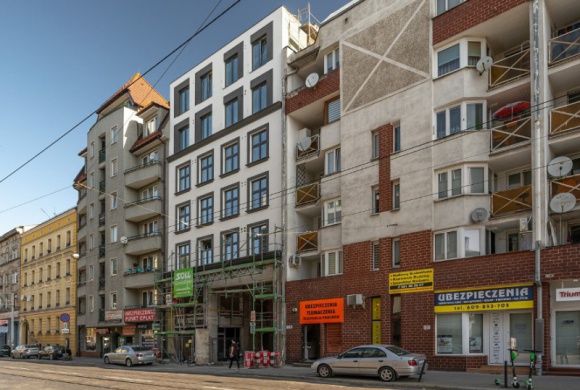 Budowa kameralnej Kamienicy Pod Pelikanem Dom, LIFESTYLE - Budowa kameralnej Kamienicy Pod Pelikanem właśnie osiągnęła stan surowy. Wszystko idzie zgodnie z planem. Niedługo zaczną się prace przy fasadzie, której wygląd łudząco przypomni jej dawny wystrój.