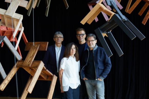 Natural Born – nowy projekt Tomka Rygalika inspiruje i rzuca wyzwanie meblarzom Dom, LIFESTYLE - Od 26 września w warszawskiej Akademii Sztuk Pięknych na Powiślu można oglądać wystawę pod tytułem „Natural Born”, prezentującą kreatywne podejście Tomka Rygalika (Studio Rygalik) do świadomego projektowania z użyciem odnawialnych materiałów.