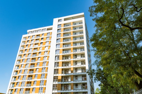 Poznaniacy szukają dużych mieszkań Dom, LIFESTYLE - Coraz więcej osób szukających mieszkania w Poznaniu pyta o 4 pokoje. Tak wynika z obserwacji deweloperów. Dane rynkowe wskazują, że tego typu mieszkania preferuje 13% nabywców. W odpowiedzi na ich zmieniające się preferencje, deweloperzy dostosowują ofertę.