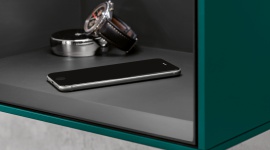 Łazienka na lata z Villeroy & Boch Dom, LIFESTYLE - Aranżując łazienkę dziś, postaw na jutro! Wybierz rozwiązania Villeroy & Boch na miarę XXI w. Usprawnią i unowocześnią tę przestrzeń, dzięki czemu będzie ona spełniać swoje funkcje przez lata. Dlatego postaw na półki Finion z ładowaniem indukcyjnym.