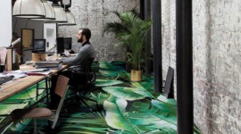 Jak stworzyć własną tapetę i wykładzinę? Dom, LIFESTYLE - Jeszcze kilka lat temu biurowe i hotelowe ściany malowano farbą, a podłogi pokrywano mało wyróżniającą się, neutralną wykładziną. Dziś w tych samych miejscach pojawiają się tapety i wykładziny w fantastyczne, powstające na zamówienie wzory.