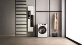 Nowa pralka Whirlpool FreshCare+ Dom, LIFESTYLE - Jaki jest sekret idealnie świeżego prania? Czas! Dlatego właśnie wiele osób robi pranie tylko wtedy, gdy znajduje się w domu, ponieważ ubrania na długo pozostawione w pralce mogą zyskać nieświeży, stęchły zapach.