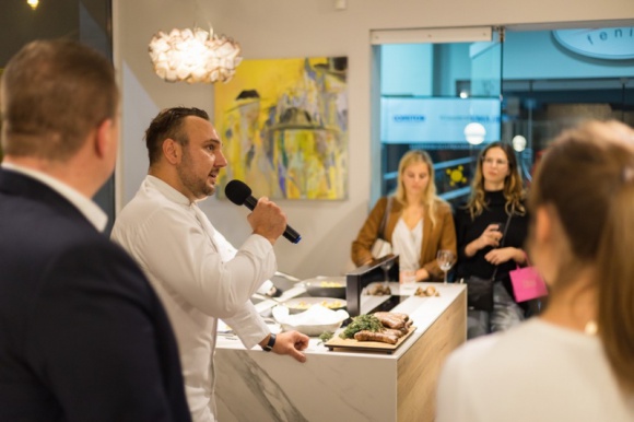 Design od kuchni w Sopocie Dom, LIFESTYLE - 26 września 2019r. w Trójmieście odbyła się kolejna edycja cyklu Design od Kuchni. Na spotkaniu zorganizowanym przez Comitor, Cosentino i Studio Estima, pojawiło się kilkudziesięciu najlepszych trójmiejskich architektów.