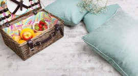 Elegancka szarość w miękkim wydaniu – dywan Manhattan Silver z oferty firmy ARTE Dom, LIFESTYLE - Są takie dywany, które ze względu na kolor i skład runa pasują do większości pomieszczeń. Nie przytłaczają przestrzeni, a wręcz przeciwnie – dodają jej uroku i wydobywają z niej „to coś”. Są również takie, które zachwycają jakością i precyzją wykonania.