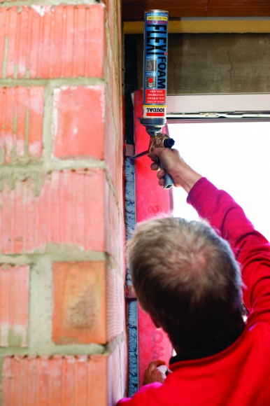 Szybka i profesjonalna wymiana okien Dom, LIFESTYLE - Efektywne źródło ciepła nie wystarczy, aby zapewnić komfort termiczny w naszym domu.Gdy niezbędna będzie wymiana okien, warto zastosować nowoczesne rozwiązanie firmy Soudal w postaci płynnych membran Soudatight.