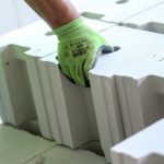 Czy ściany z silikatów wymagają otynkowania?