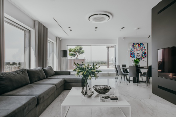Przestrzeń i naturalne światło. Apartament na Śląsku Dom, LIFESTYLE - Głównym założeniem właściciela było stworzenie niepowtarzalnego wnętrza z dużym tarasem. Za projekt i realizację odpowiedzialna była pracownia architektoniczna MMOA. W inwestycji zastosowano systemy Reynaers Aluminium przeznaczone do konstruowania dużych przeszkleń.