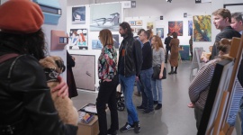 Relacja z Targów Sztuki Dostępnej Dom, LIFESTYLE - 16-17 listopada 2019 roku miała miejsce jesienna edycja Targów Sztuki Dostępnej. Po raz kolejny okazało się, że Polacy chcą i lubią kupować dzieła sztuki. Muszą jedynie mieć do tego odpowiednie warunki.