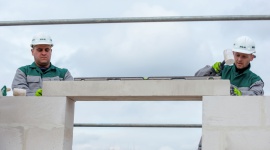 Dlaczego belki nadprożowe H+H są lepsze niż rozwiązania żelbetowe? Dom, LIFESTYLE - H+H belki nadprożowe zbrojone są idealnym uzupełnieniem konstrukcji murowej wykonanej z bloczków z betonu komórkowego. Rozwiązanie to pozwala na wyeliminowanie mostków termicznych, minimalizuje ryzyko błędów wykonawczych oraz znacznie przyspiesza roboty budowlane.