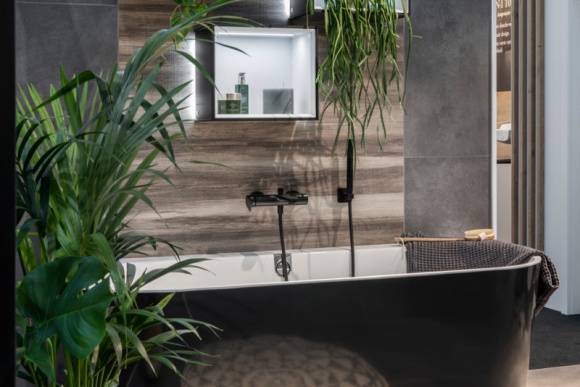 Natura najgorętszym trendem w łazience w 2020 roku Dom, LIFESTYLE - Firma Villeroy & Boch już dziś przedstawia trend, który zdominuje aranżację łazienek w 2020 roku. To połączenie natury z miejską dżunglą. Osiągnąć je pomogą produkty firmy w niezliczonych odcieniach zieleni.