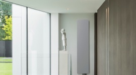 Grzejnik NIVA od VASCO Dom, LIFESTYLE - Prosta bryła posiadająca niezwykłą zdolność do wtapiania się w każde wnętrze. Taki właśnie jest dekoracyjny grzejnik NIVA od VASCO, który od kilku lat cieszy się ogromnym zainteresowaniem architektów i projektantów wnętrz.