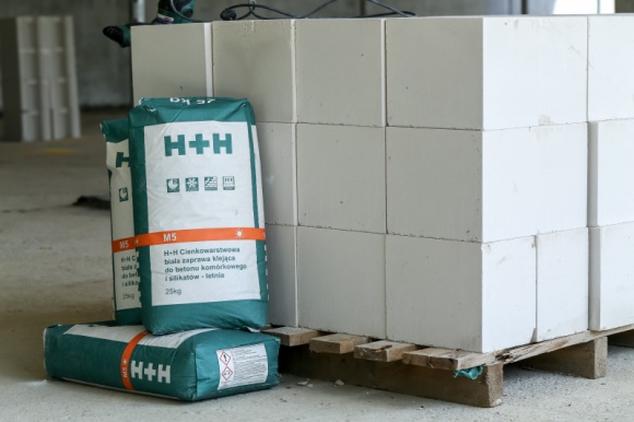 Dlaczego bloczki akustyczne są pozbawione profilowań? Dom, LIFESTYLE - Najważniejszym czynnikiem wpływającym na izolacyjność przegrody murowej jest gęstość objętościowa elementów, z których została wzniesiona. Bardzo dobrze pod tym względem sprawdzają się więc masywne wyroby wapienno-piaskowe.