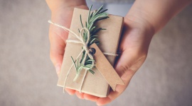 Świętuj z głową! Dom, LIFESTYLE - Zbliżający się okres świąteczny to czas, w którym wiele osób wpada w sidła nadmiernego konsumpcjonizmu. Wszechobecne reklamy i promocje kuszące nas z każdej strony, ozdoby i choinki sprawiają, że zaczynamy działać impulsywnie i pod (...)