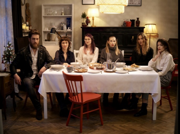 Święta wśród ludzi, nie wśród mebli Dom, LIFESTYLE - Stylowa lampa, wygodne krzesło, gustowny talerz. Dla pani Zofii to jedyni towarzysze śniadań, obiadów i kolacji codziennie od czterech lat.