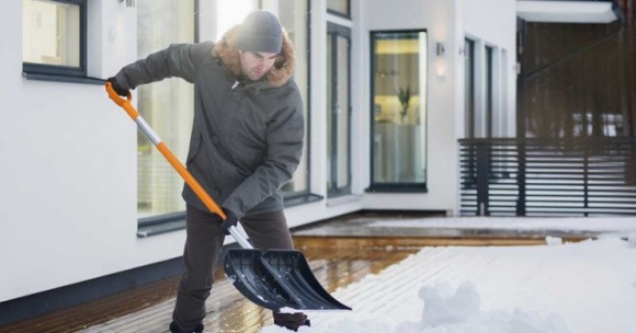 Zimowy niezbędnik w każdym domu – zestaw narzędzi Fiskars do odśnieżania domu Dom, LIFESTYLE - Zima lubi zaskoczyć drogowców.., ale nie Ciebie! Pod warunkiem, że dobrze się do tego przygotujesz. Dlatego warto odpowiednio wcześniej zaopatrzyć się w zestaw niezbędnych narzędzi, które pomogą uporać się z zaśnieżonymi schodami, podwórkiem czy drogą dojazdową do domu.