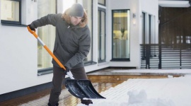 Zimowy niezbędnik w każdym domu – zestaw narzędzi Fiskars do odśnieżania domu