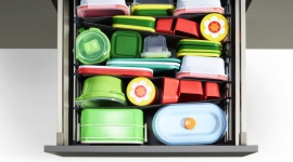 SpaceFlexx – praktyczny prezent pod choinkę Dom, LIFESTYLE - Przewracają się. Wypadają. Mają różne kształty i rozmiary, przez co nigdy do siebie nie pasują i wprowadzają nieustanny bałagan do kuchennych szafek i szuflad. O czym mowa? Naturalnie o pudełkach do przechowywania żywności.