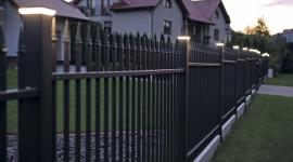 Jaśniej przy ogrodzeniu - Lampy Ogrodzeniowe od Plast-Met Systemy Ogrodzeniowe Dom, LIFESTYLE - Oświetlenie zewnętrzne stanowi niezbędny element zwiększający poczucie bezpieczeństwa i funkcjonalność każdej posesji.