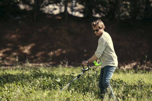 Co wybrać do koszenia trawnika? Dom, LIFESTYLE - Podkaszarka, kosa czy kosiarka – co wybrać? Właściwie to… jedno, drugie i trzecie! Wszystkie te urządzenia pomagają dbać o trawę w ogrodzie, ale różnią się pod względem możliwości i zlecanych im zadań.