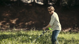 Co wybrać do koszenia trawnika? Dom, LIFESTYLE - Podkaszarka, kosa czy kosiarka – co wybrać? Właściwie to… jedno, drugie i trzecie! Wszystkie te urządzenia pomagają dbać o trawę w ogrodzie, ale różnią się pod względem możliwości i zlecanych im zadań.