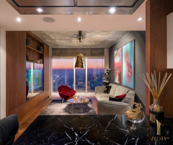 Galeria Heban - Miejska dżungla - apartament Nature - Złota 44 Dom, LIFESTYLE - Miejska dżungla – luksus w sercu Warszawy Złota 44 to najmodniejszy adres w Warszawie. Na 50. piętrze apartamentowca zaprojektowanego przez Dawida Libenskinda znajdziemy wnętrze, którego wystrój łączy naturalność i luksusowy glamour – apartament Nature.