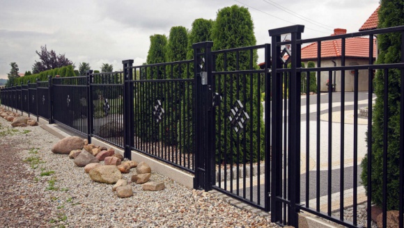 Przed Tobą zakup ogrodzenia? Sprawdź o co pytają inni klienci Dom, LIFESTYLE - Cena, materiał, estetyka wykonania, gwarancja – to z pewnością najważniejsze z punktu widzenia inwestora aspekty towarzyszące wyborowi ogrodzenia posesji. Sugestie znajomych i informacje znalezione w internecie zawsze warto jednak skonsultować z fachowcami.
