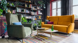 Kolor na salonach Dom, LIFESTYLE - Choć szarości i łagodne odcienie, charakterystyczne dla stylu skandynawskiego, wciąż mają się u nas dobrze, na salony śmiało wkroczyły sofy, fotele i narożniki soczyście kolorowe. Granat, zieleń, pudrowy róż, a może żółty? Zobacz, jakie meble wypoczynkowe są na topie!