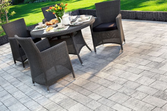 Kupujemy kostkę do ogrodu Dom, LIFESTYLE - Kostka brukowa oraz płyty betonowe to obecnie najbardziej rozpowszechnione materiały do utwardzania nawierzchni wokół budynków. Wybór elementów wykonanych z betonu do budowy ciągów pieszych i jezdnych na naszej posesji jest zatem oczywisty, ale czy to oznacza, że równie prosty?