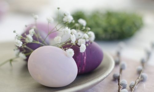 Wielkanocny stół w pastelach