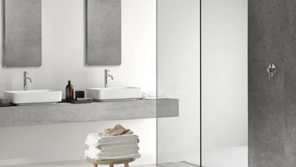 Prysznic dyskretnie zintegrowany Dom, LIFESTYLE - Strefę prysznica w naszych łazienkach charakteryzuje teraz maksymalna higiena, wsparta umiejętnym połączeniem nowoczesnych technologii i jakościowych materiałów. Jak osiągnąć ten efekt, stawiając na estetykę i ukrywając to, co niepotrzebne?