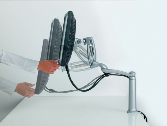 Jak urządzić home office? Dom, LIFESTYLE - Największą swobodę w aranżacji biura daje możliwość wydzielenia gabinetu. W wielu domach trzeba jednak wygospodarować kawałek miejsca w sypialni lub w salonie. Wtedy z pomocą przychodzą ergonomiczne rozwiązania.