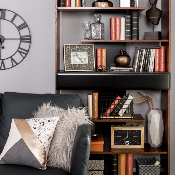 Domowa biblioteczka – jak ją urządzić, by czytanie było jeszcze przyjemniejsze? Dom, LIFESTYLE - Miejsce na książki w mieszkaniu to sprawa priorytetowa dla każdego miłośnika czytelnictwa. Właściwie rozmieszczone i poukładane lektury zachęcają, by po nie sięgnąć, nie niszczą się podczas przechowywania, a dodatkowo są piękną i klimatyczną ozdobą wnętrza.