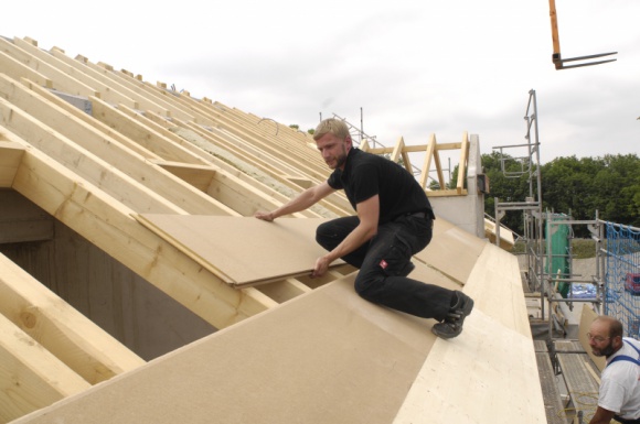 Wystarczy jeden dzień na wstępne pokrycie dachu! Dom, LIFESTYLE - Wybór materiałów budowlanych na każdym z etapów realizacji dachu jest istotny dla jego trwałości i komfortu cieplnego użytkowników budynku.