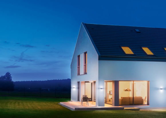 Inteligentne oświetlenie wokół domu Dom, LIFESTYLE - Inteligentne oświetlenie montuje się nie tylko wewnątrz domu. Nowoczesne rozwiązania pozwalają w oszczędny i kontrolowany sposób oświetlić elewacje, podjazdy, alejki i rośliny w ogrodzie.