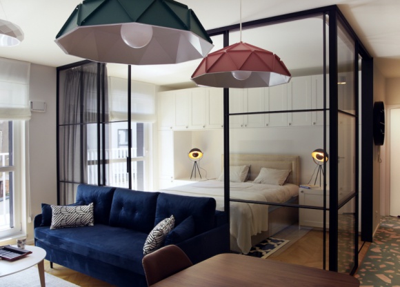 Wygodnie w kawalerce z Raumplus Dom, LIFESTYLE - Kawalerka to symboliczny start w dorosłość. Pierwsze mieszkanie cieszy, ale też wymaga urządzenia go w wygodny sposób. Największym wyzwaniem jest tu mała przestrzeń, a tę pomagają zorganizować szklane drzwi i ścianki Raumplus.