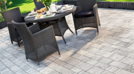 Kiedy impregnować? Zasady pielęgnacji kostki brukowej Dom, LIFESTYLE - Kostki i wielkoformatowe płyty betonowe to materiały najczęściej używane do budowy nawierzchni wokół posesji i w przydomowym ogrodzie. Podpowiadamy, jak o nie dbać, żeby cieszyć się ich pięknym wyglądem przez długi czas.