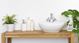 Bref debiutuje w łazience Dom, LIFESTYLE - Utrzymanie maksymalnej czystości w domu stało się sprawą priorytetową. Dlatego tak ważne jest korzystanie z produktów skutecznych i łatwych w użyciu. Taki jest nowy spray do czyszczenia łazienek Bref Bathroom.